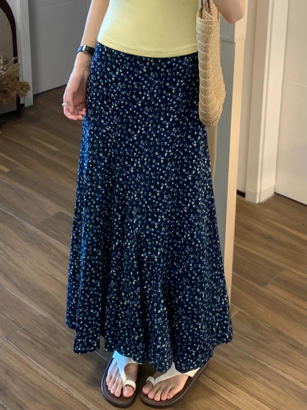 Midi Skirt Floral - تنورة ميدي بطبعة زهور بمقاسات كبيرة،